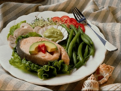 Fisch mit Gemüse gehört zur Diät zum Abnehmen.