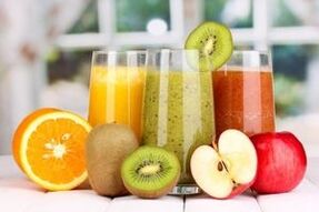 Frisch gepresste Säfte aus Gemüse, Obst oder Beeren im Diätmenü zum Trinken.