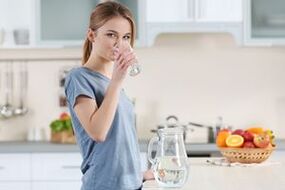 Trinken Sie bei einer Trinkdiät reines Wasser.