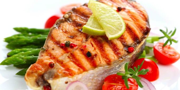 Fisch mit Gemüse, um Gewicht zu verlieren