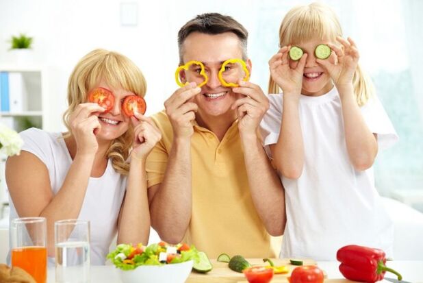 Familie isst Gemüse für Gastritis