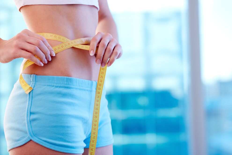 Taillenmessung während der Gewichtsabnahme für einen Monat
