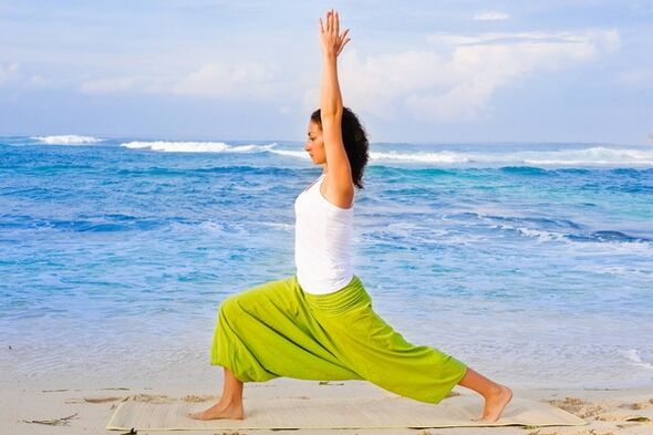Krieger-Asana im Yoga zur effektiven Dehnung der Schulter- und Bauchmuskulatur. 