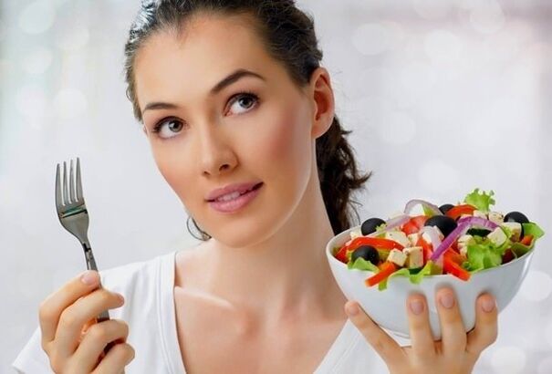 Mädchen mit Salat in der Hand
